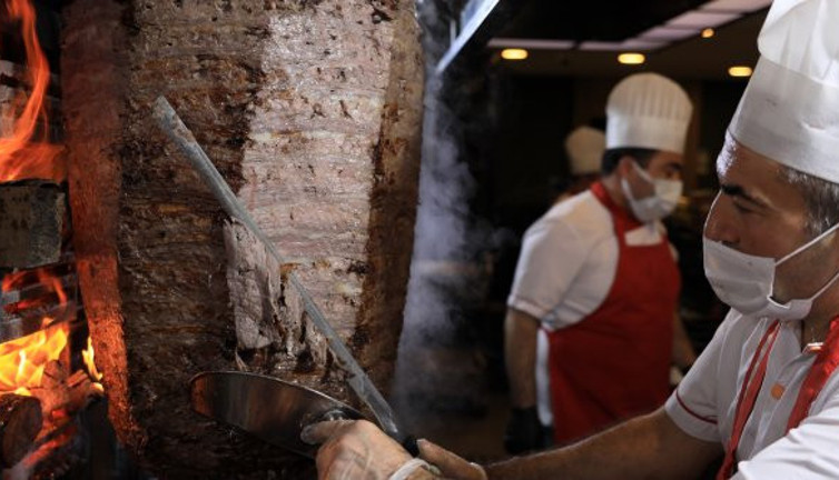 Et ve tavuk diye neler yemişiz neler. Para hırsı vicdan bile bırakmamış