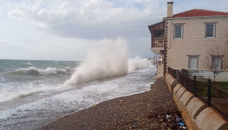 Dev dalgalar evlere ulaştı