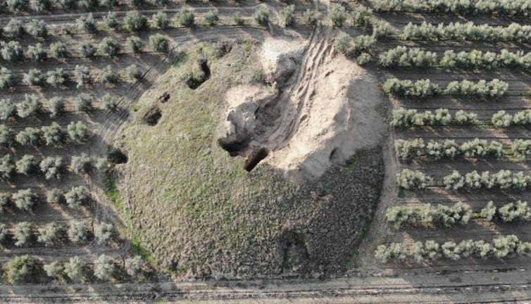 Manisa’da 2 bin 700 yıllık antik mezar iş makinesiyle kazıldı. İçinde ne buldular. Defineciler talan etti