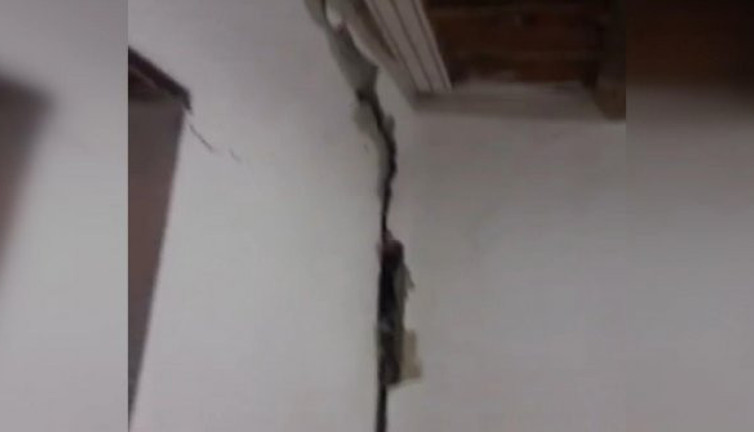 Kayseri'de deprem evler çatladı. Uykuda yakalandılar. Vatandaş sokağa döküldü