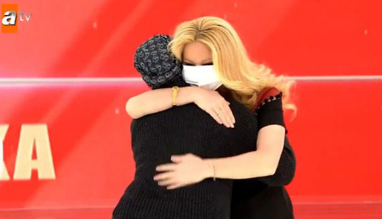 Müge Anlı’da duygu dolu anlar. Maskesini taktı geri geldi