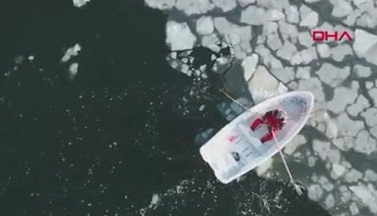 Finlandiya'da buz kütleleriyle ölüm kalım savaşı. Elleri patlayana kadar kürek çekti