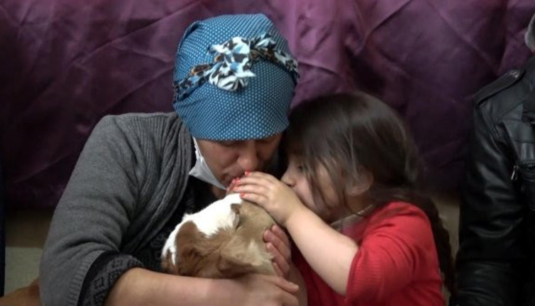 Vanlı besici yaşamaz denileni yaşatmak için çabalıyor. Beşiğe yatırdı biberonla besliyor