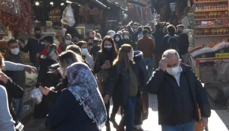 İstanbullular sokaklara akın etti. Açan güneş koronayı unutturdu