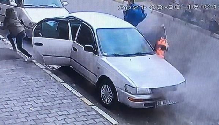 Alevler içinde kalan arabadan son anda kurtuldular