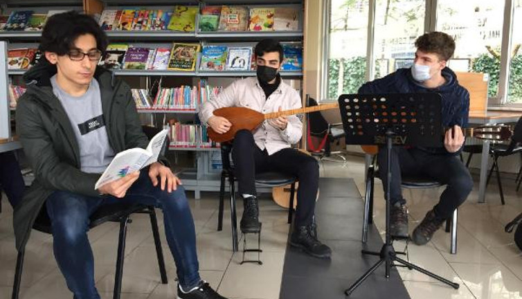 Hem kitap okuyup hem enstrüman çaldılar