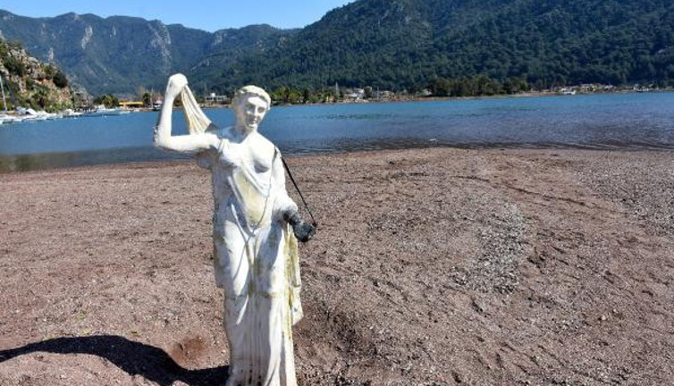 Kızkumu'nun prenses heykeli kopan eline kavuşuyor