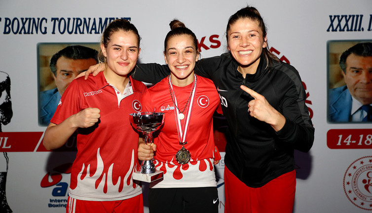 Milli boksör Esra Yıldız çeyrek finale yükseldi