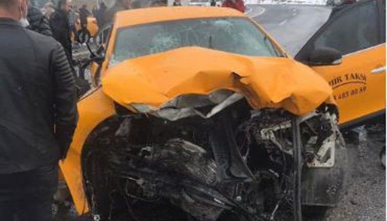Van'da taksiyle ticari araç çarpıştı: 3 ölü
