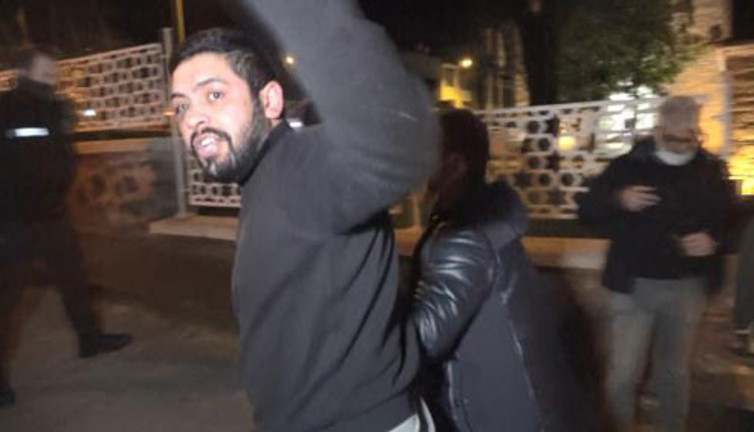 Sokağa çıkma kısıtlamasını ihlal eden adam gazetecileri tehdit etti