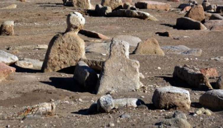 Sular çekilince ölüler ortaya çıktı. Mahalleli tedirgin oldu