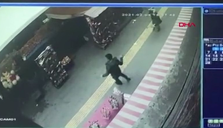 Hem bıçakladı hem kovaladı. Markette dehşet