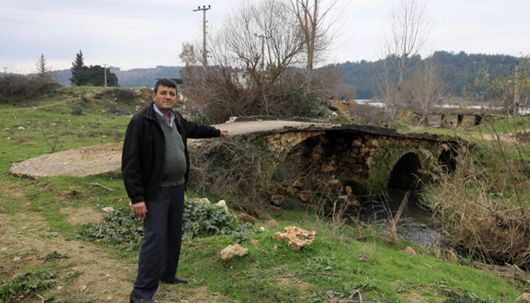 İskender’in atıyla geçtiği köprüye bakın ne yaptılar. Yuh artık bu kadar da olmaz ki. Adını siz koyun