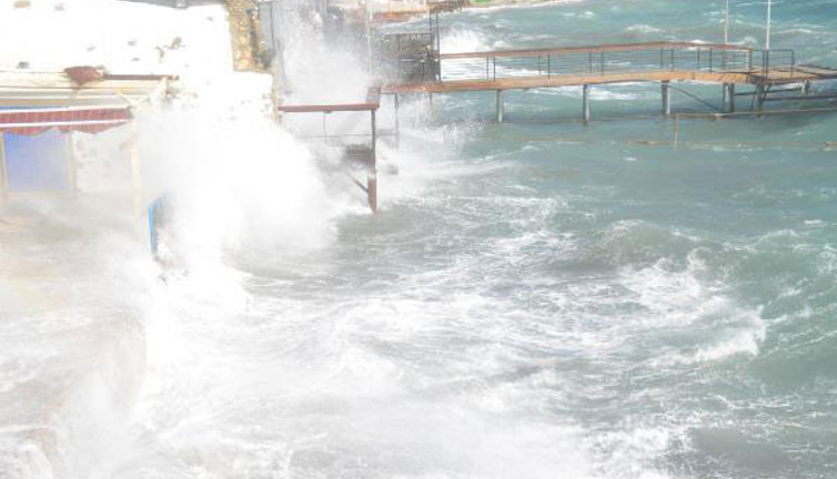 Bodrum'da dev dalgalar sahili dövdü. Fırtına hayatı felç etti