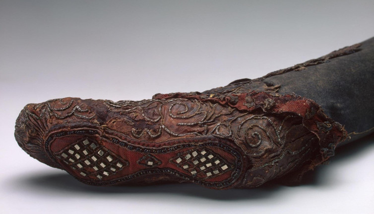 Çorum'daki mezarda kazma sesleri boğuklaştığında arkeologlar dut kesildi. Toprağın içinde parıl parıl parıldıyordu