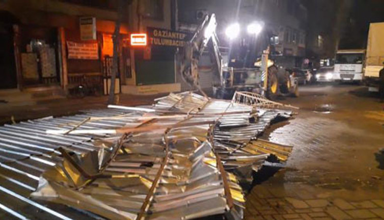 İstanbul gece kabusu yaşadı. Çatılar uçtu balkonlar çöktü