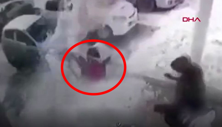 Çatıda biriken kar kütlesi çocuğun üzerine çığ gibi düştü