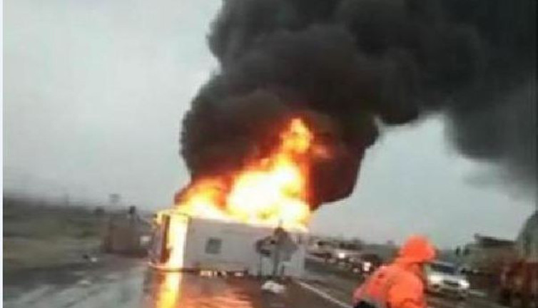 Alaşehir'de lastiği patlayan servis aracı alev topuna döndü. Minibüste dehşet anları