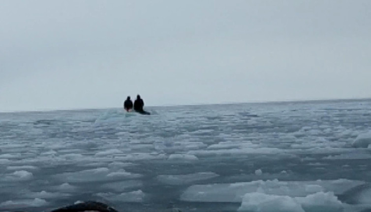 Rusya'da balık tutma keyfi 3.5 saatlik kabusa döndü. Ölümle burun buruna geldiler