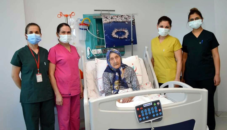 98 yaşındaki Behiye Türker koronayı alt etti