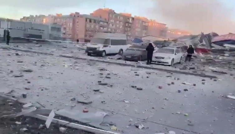 Korkunç patlama binayı yerle bir etti