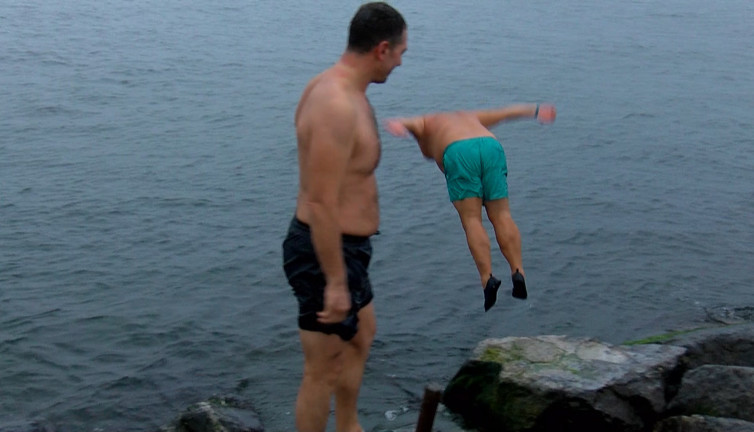 Hava buz gibi demediler. Sarayburnu Fatihleri balıklama atladı