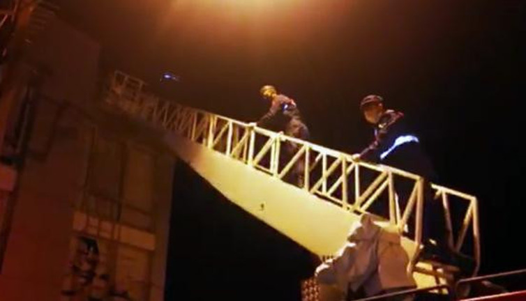 Jandarmadan merdivenli baskın. Misafirim savunmasına şok yanıt