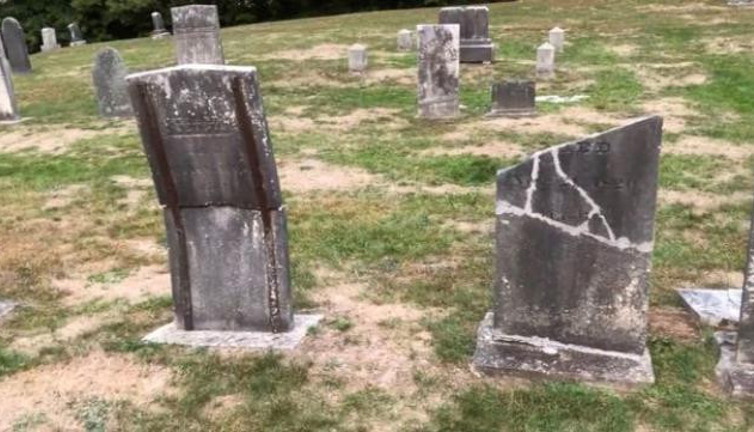 Mezarlıkta çektiği fotoğrafa evde bakınca kekelemeye başladı. İki mezarın arasındaydı