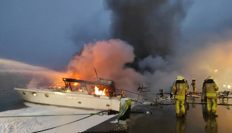 İstanbul'da esrarengiz olay. Bebek sahilinde iki yat alev alev yanarak kül oldu