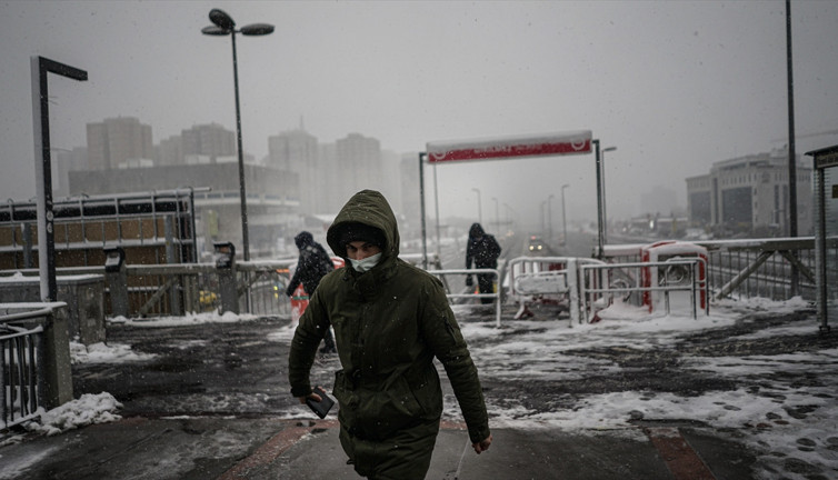 İstanbullular güne karla uyandı. Dört gün boyunca kesintisiz yağacak