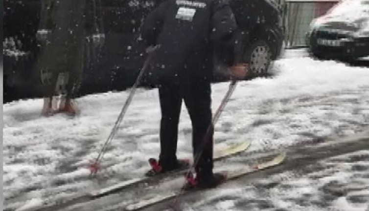 Karla kaplanan sokakta kayak keyfi