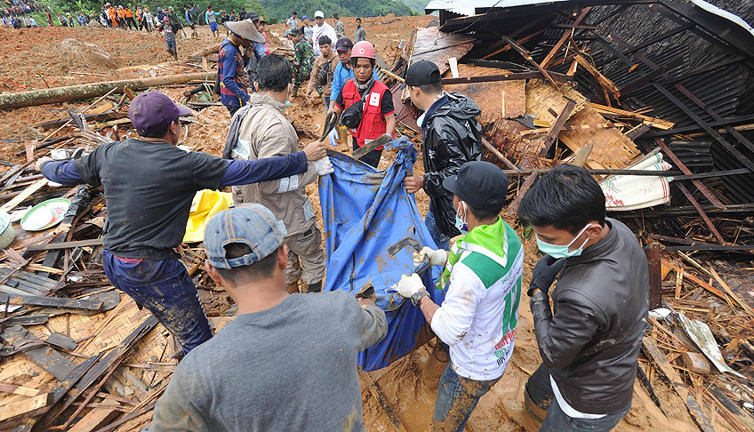 Endonezya'daki heyelan can aldı