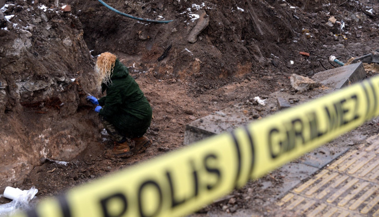 Ankara'da inşaatın temel kazasında ortaya çıktı. Bölgeye polis ekipleri ve arkeologlar akın etti