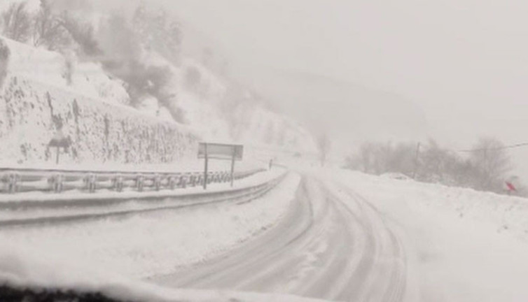 Kar yolları kapattı. Hamile kadın hastaneye böyle yetiştirildi