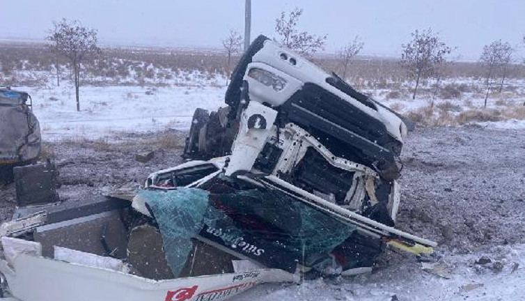 Tanker ortadan ikiye ayrıldı
