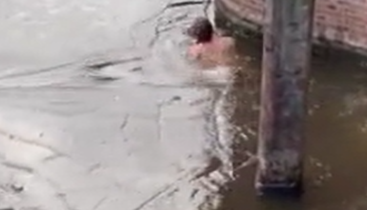 Kırılan buz patenci genci yuttu. Donma tehlikesi atlattı