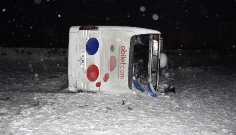Yolcu otobüsü devrildi. Onlarca yaralı var