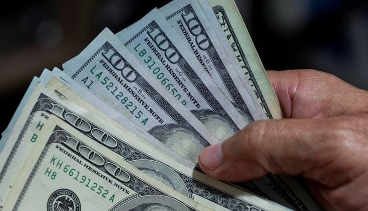 Dolar şu an kaç para. Dolar bir iniyor bir çıkıyor. Ağam bizimle eğleniyi.