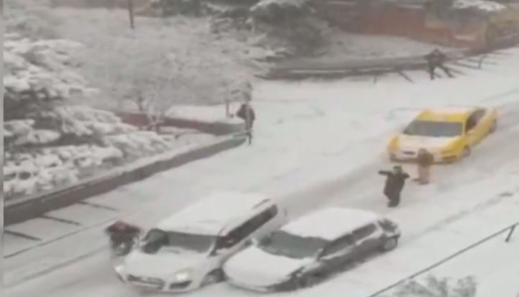 Üsküdar'da yürekler ağza geldi. Buzda kayan araçtan kaçış