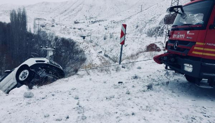 Buzda kaydı yamaçta asılı kaldı. 5 kişilik aile ecel terleri döktü