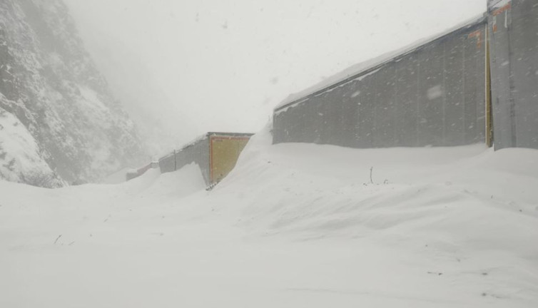 Otoyola çığ düştü. TIR sürücüleri mahsur kaldı