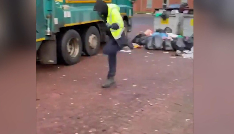 İskoçya'da temizlik işçileri korkudan havaya sıçradı. Çöp kamyonundan bir anda fırladı