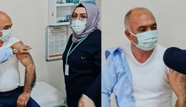 52 yaşındaki AKP'li Belediye Başkanı aşı oldu. Siz sıra bekleye durun