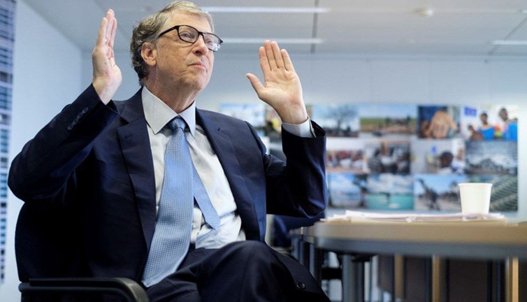 Kendisi de aşı olan Bill Gates’in ağzından kötü haber çıktı. Uğursuz ve mendebur yine konuştu