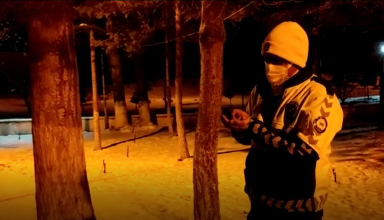 Malatya’da yürekleri ısıtan görüntü. Polisin tam önüne düştü. Avuçlarıyla yaşama döndürdü