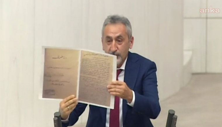 İskilipli Atıf’ın ihanet bildirisini Meclis kürsüsünden gösterdi