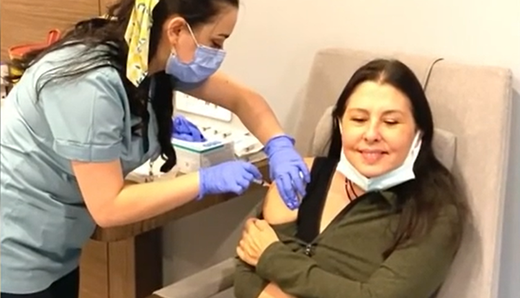 Nilüfer takipçisine böyle özür diletti. Korona virüs aşısı oldu