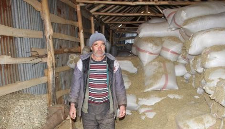 Onlarcası peş peşe yere yığıldı. Çaresiz köylü isyan etti