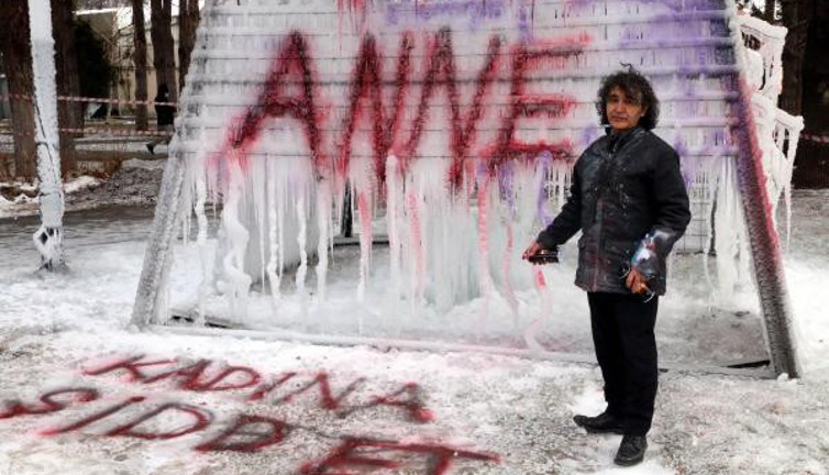 Farkındalık yaratmak için buz dağı yaptı