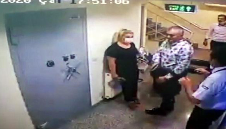 Güvenlik görevlisinin silahını kapıp çalışanının kafasına dayadı. Bu nasıl banka müdürü